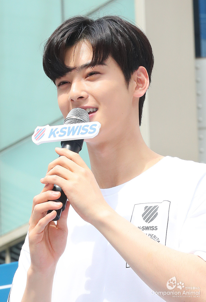 '케이스위스 팬사인회 현장' 팬들에게 인사를 하고 있는 차은우