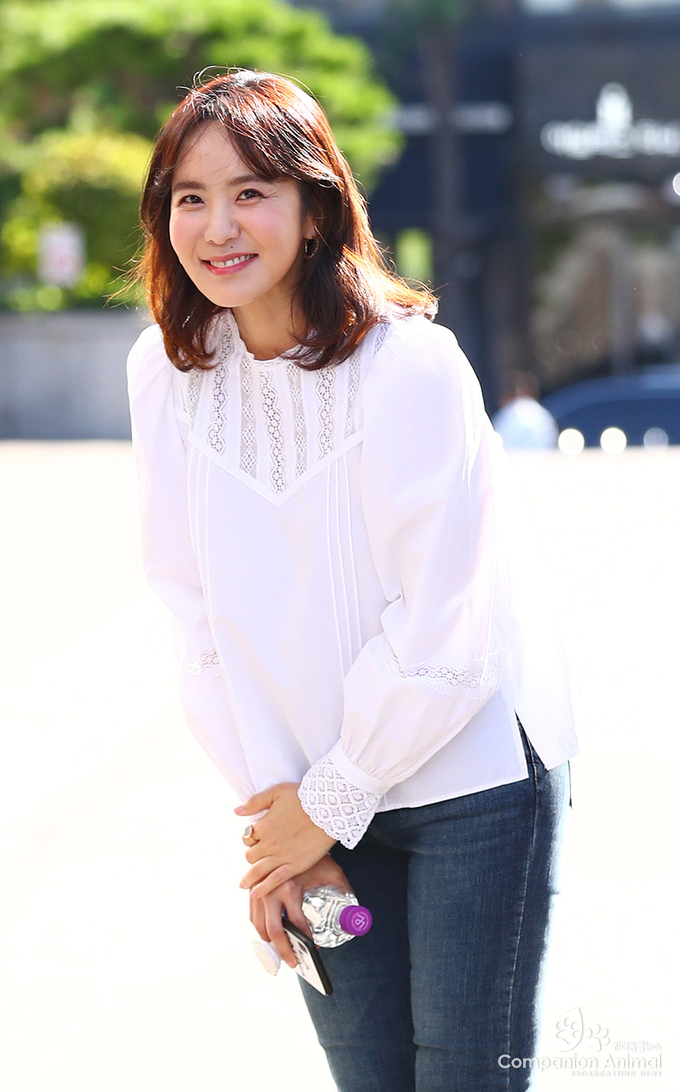 박지윤 부드러운 미소와 인사