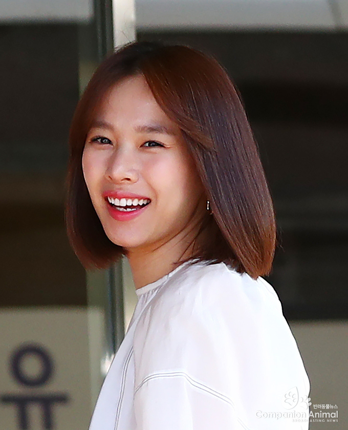 환한 미소 남기고 녹화장으로...