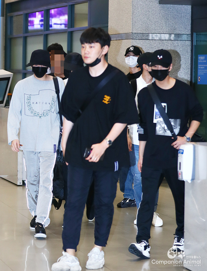 민현 멀리서도 빛나는 잘생김