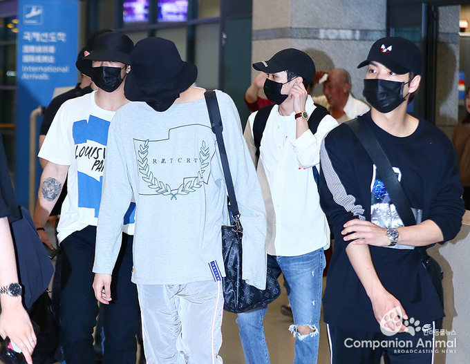 백호, 렌, 아론, JR 개성살린 공항패션