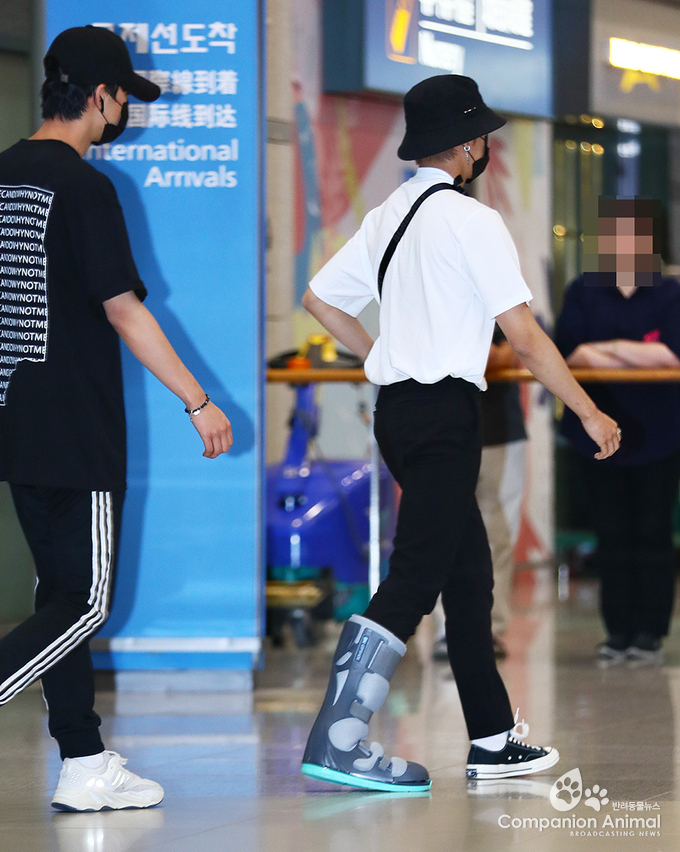 깁스한 박우진과 함께 입국하는 맏형 임영민
